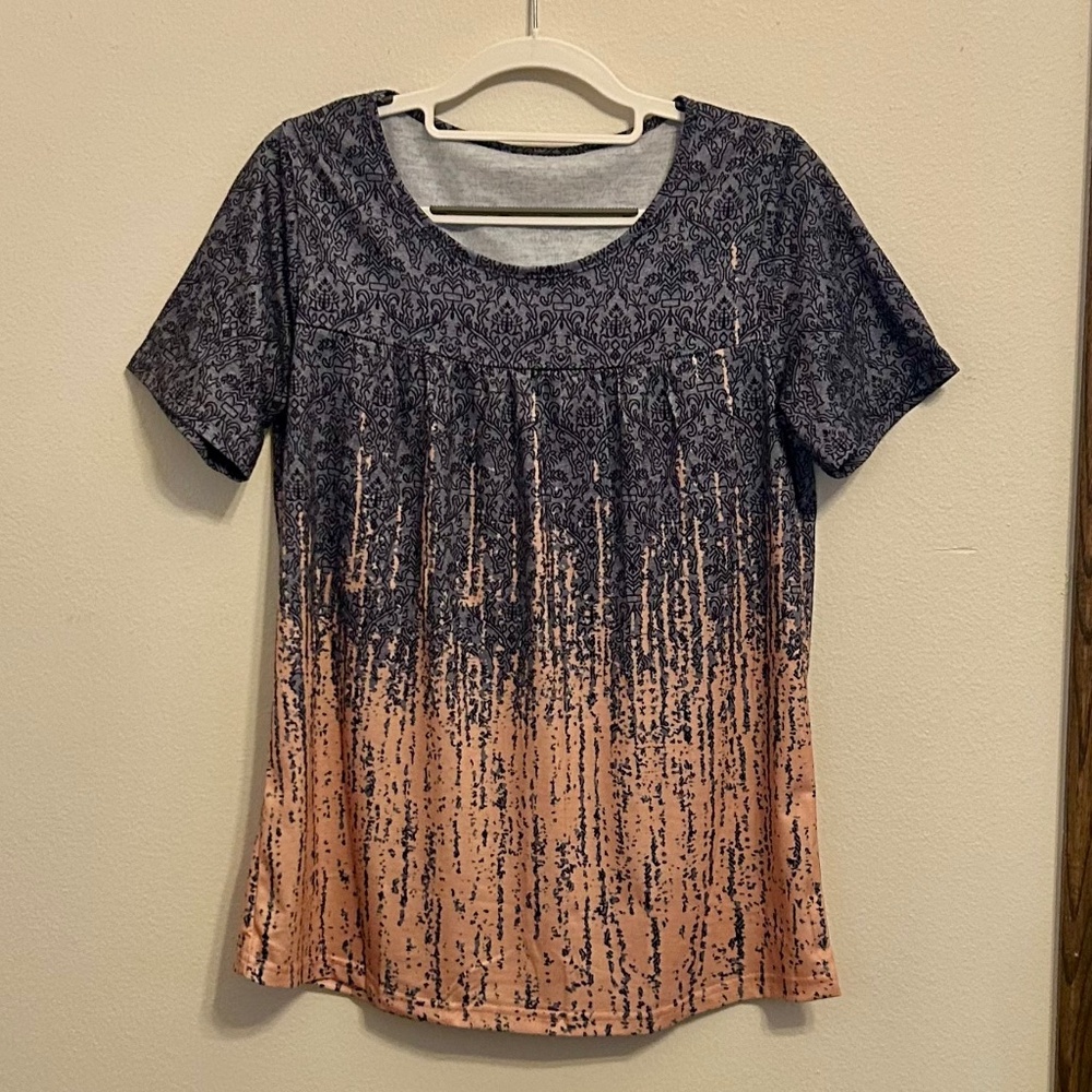 NWOT, Women’s Loose Fit Tee, Gradient Design, Size Medium